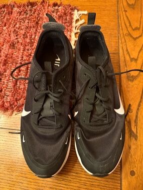 Nike Women’s Black and White Running Sneakers